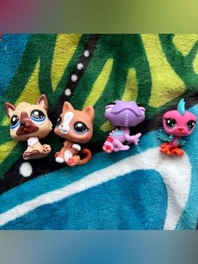 Lot of 4 Littlest pet shop G7 figures
